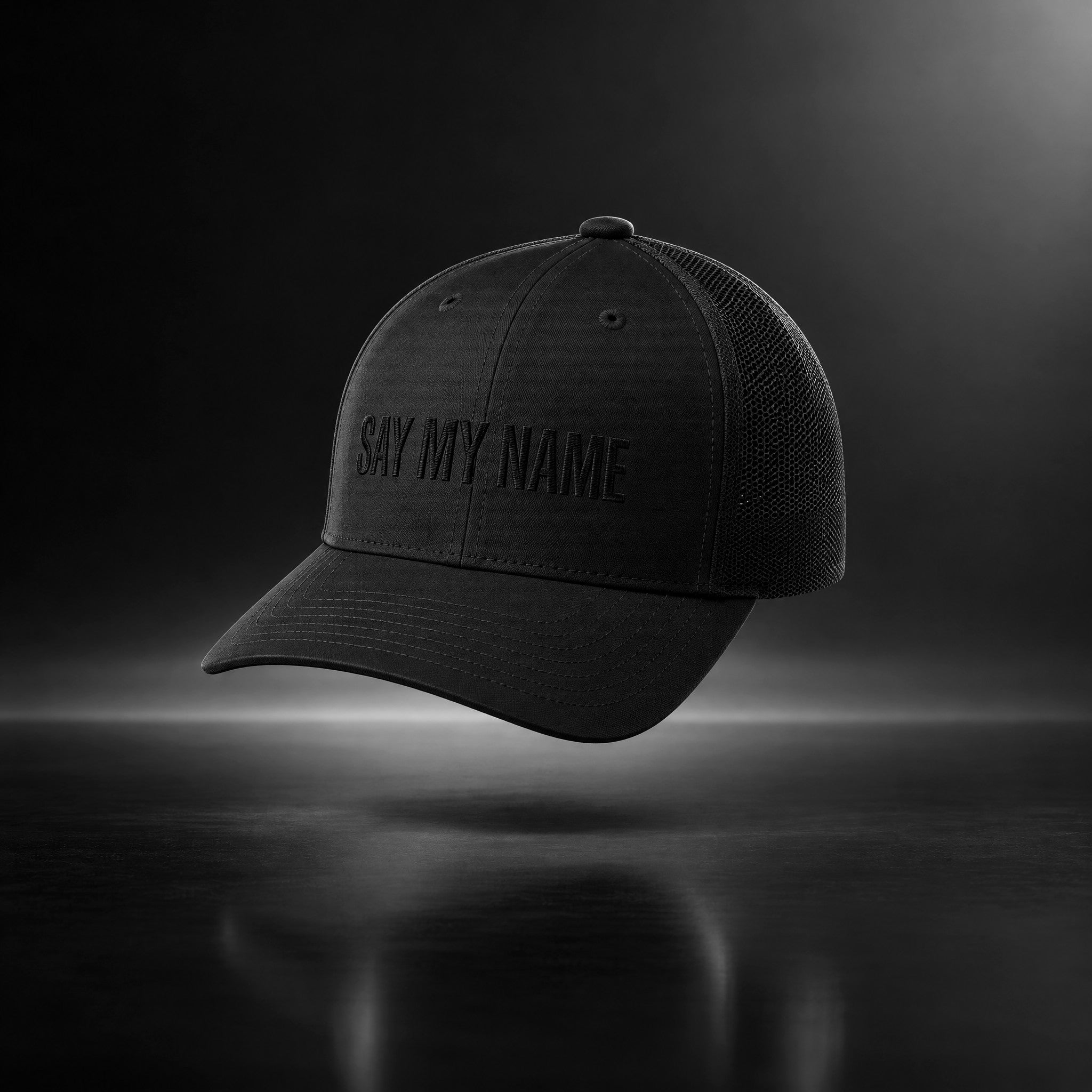 Casquette trucker unisexe BLACK NOIR SAY MY NAME by Crazy Sir-G, photo studio noir et blanc