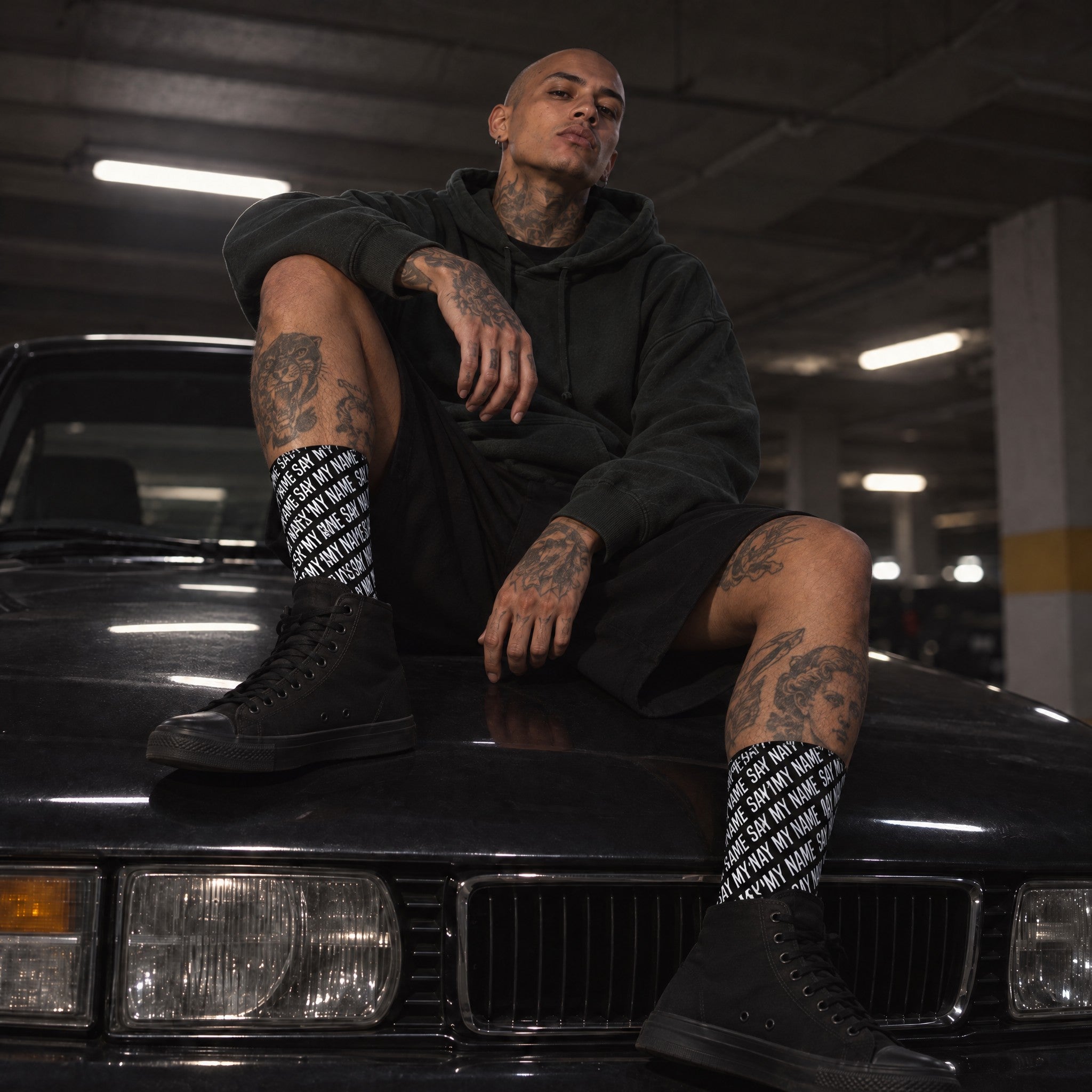 Chaussettes BLACK NOIR SAY MY NAME portées dans un parking la nuit