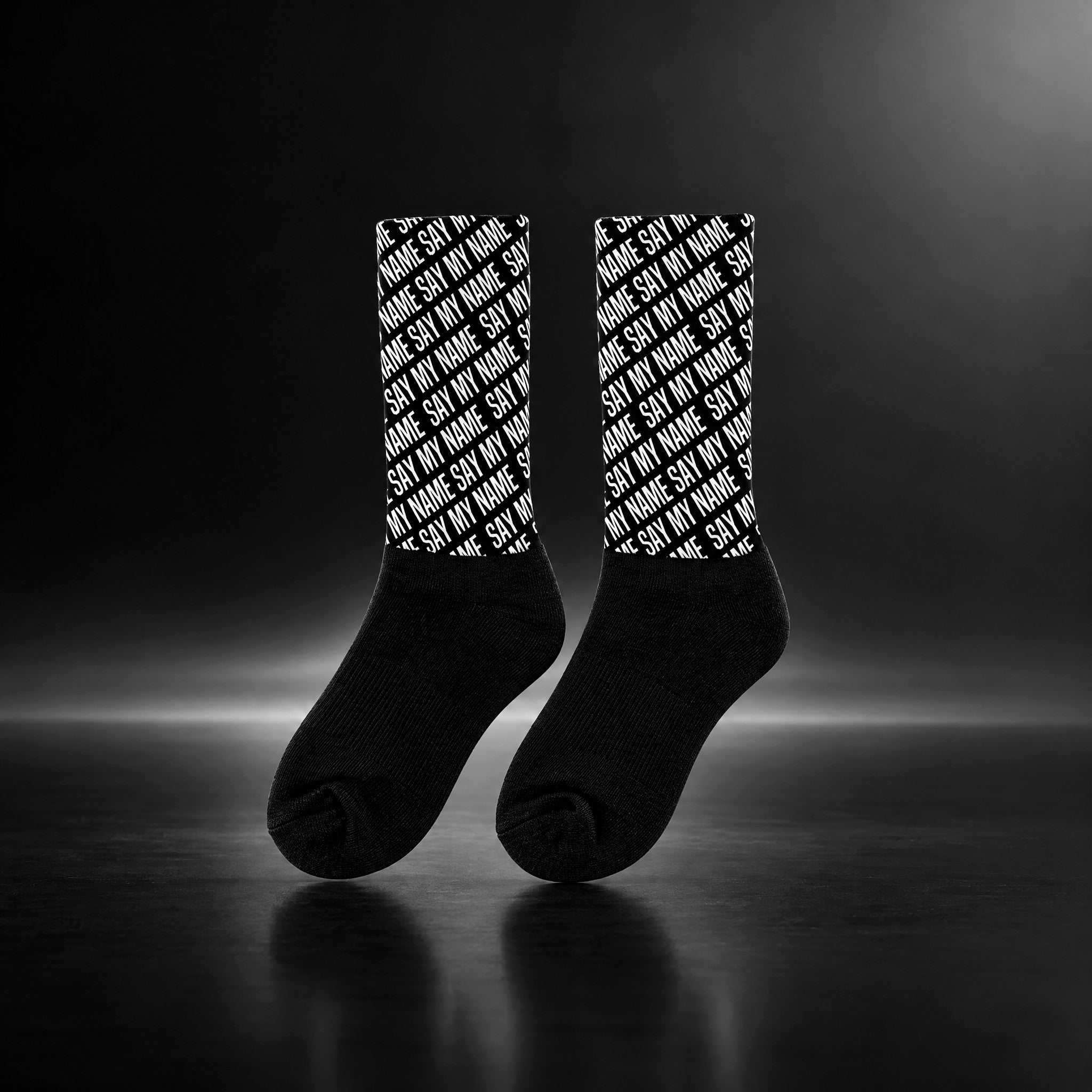 Chaussettes unisexes BLACK NOIR SAY MY NAME by Crazy Sir-G, photo studio noir et blanc
