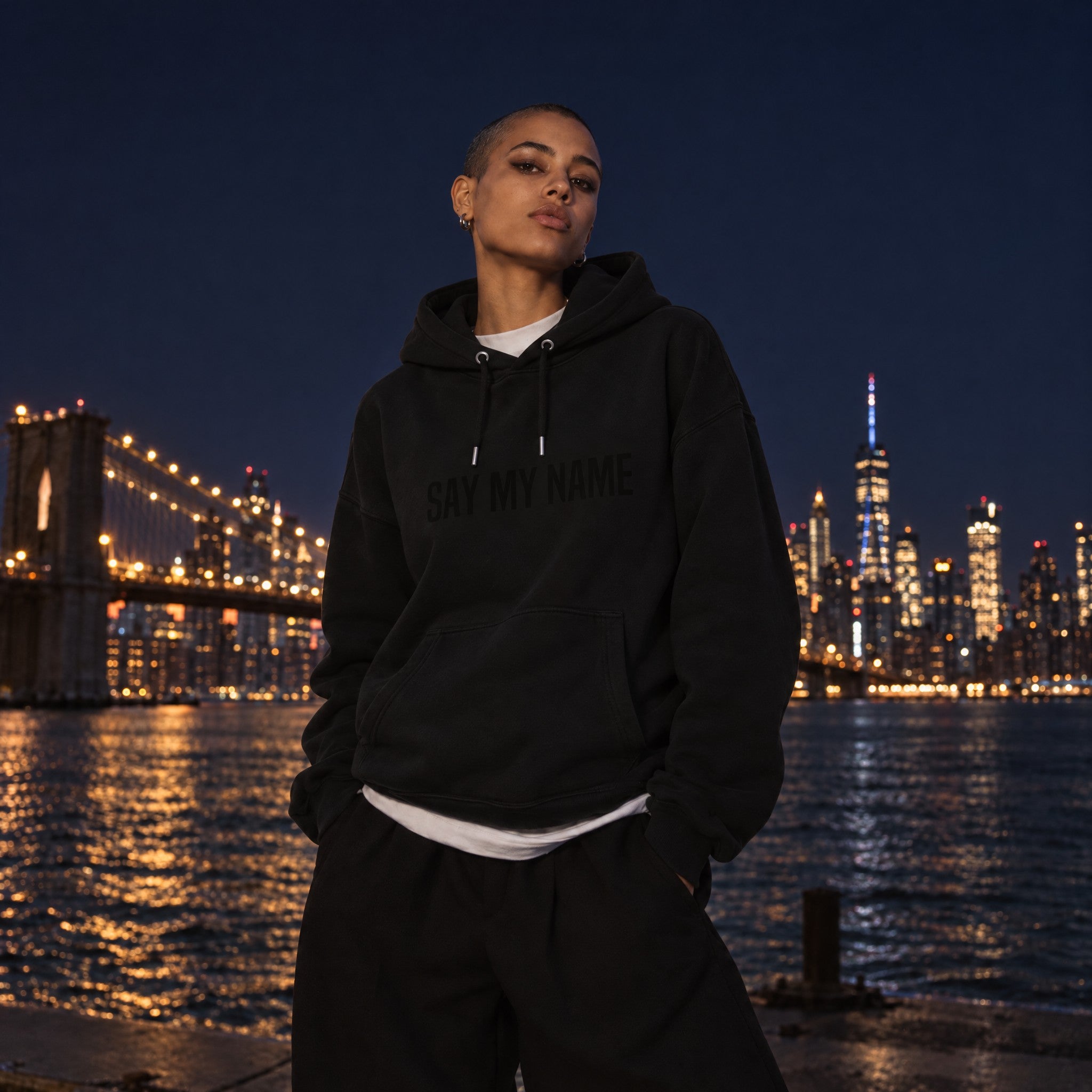 Hoodie BLACK NOIR SAY MY NAME by Crazy Sir-G porté de nuit en ville