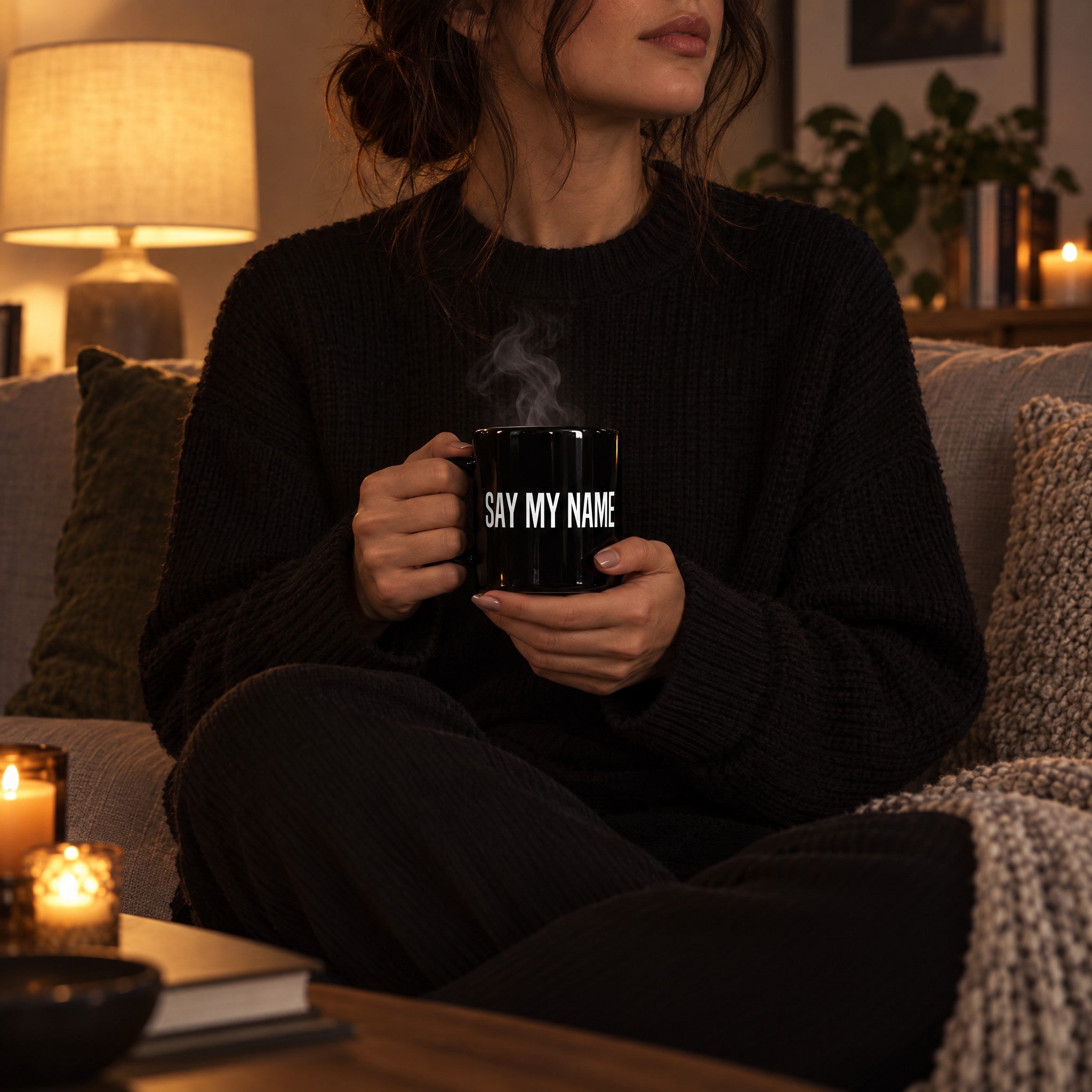 Mug BLACK NOIR SAY MY NAME by Crazy Sir-G dans une ambiance cosy du soir, bougies et lumière tamisée