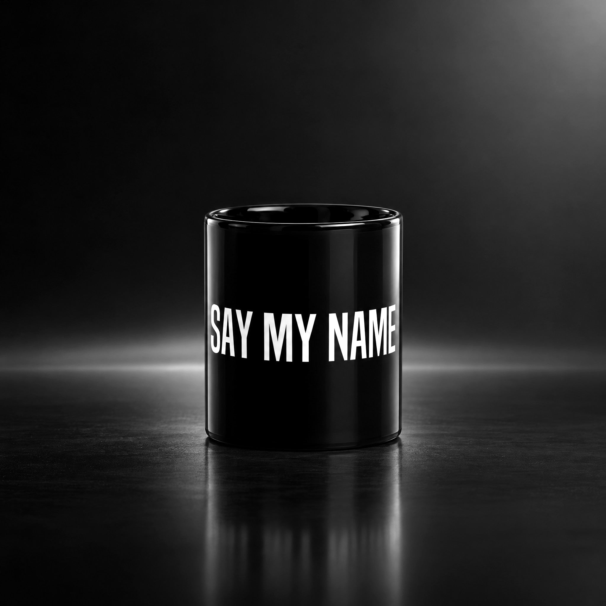 Mug noir brillant BLACK NOIR SAY MY NAME by Crazy Sir-G, photo studio noir et blanc