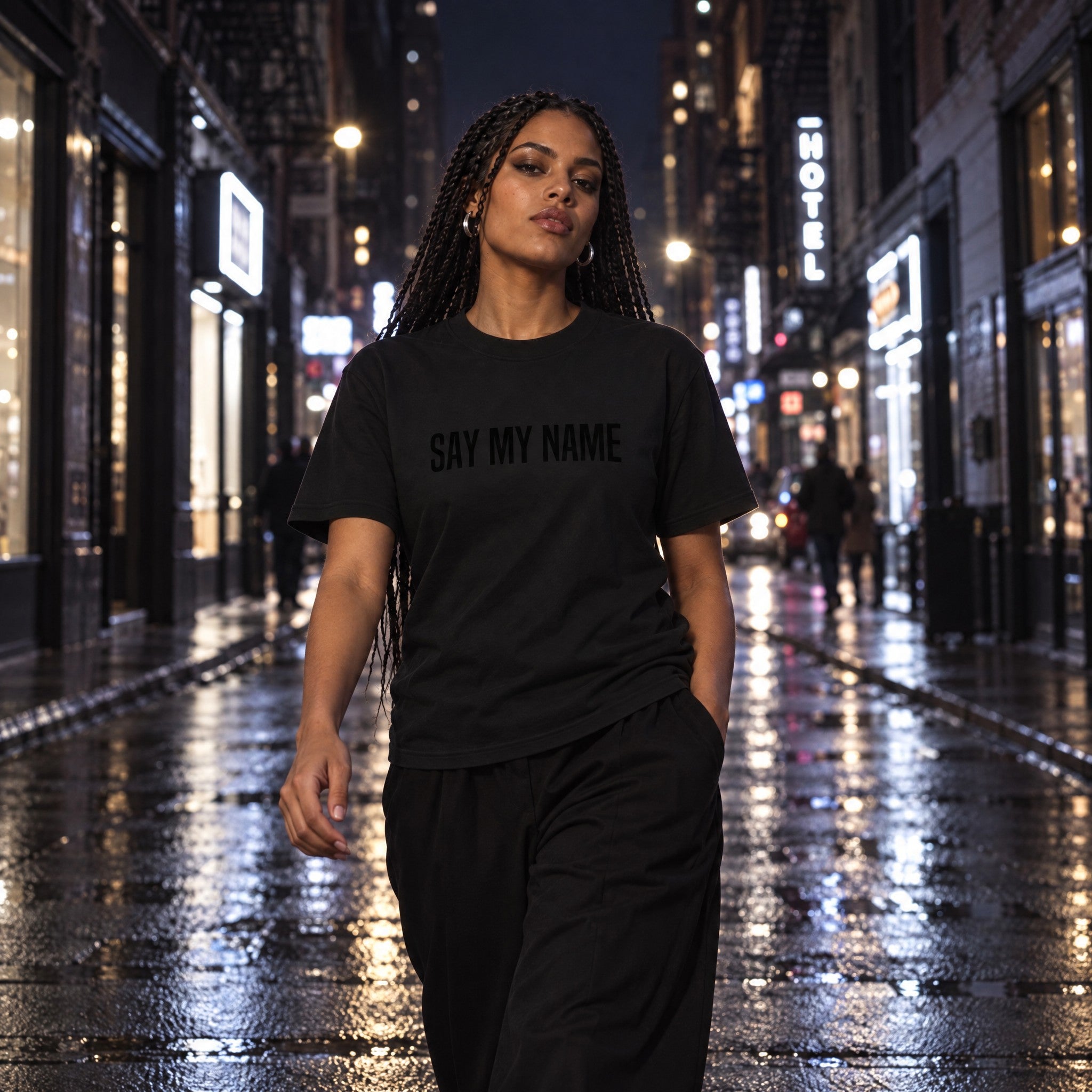 T-shirt BLACK NOIR SAY MY NAME by Crazy Sir-G porté dans une rue de nuit