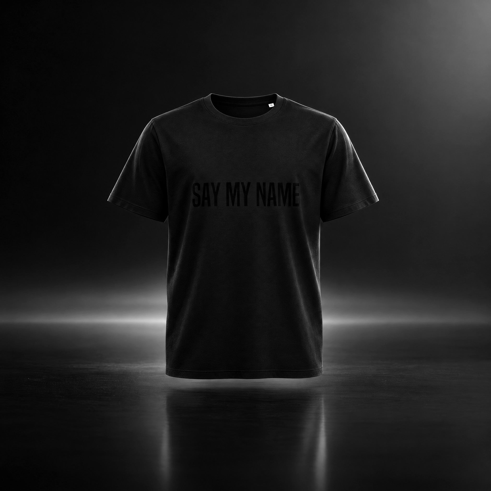 T-shirt unisexe BLACK NOIR SAY MY NAME by Crazy Sir-G, impression ton sur ton, photo studio noir et blanc