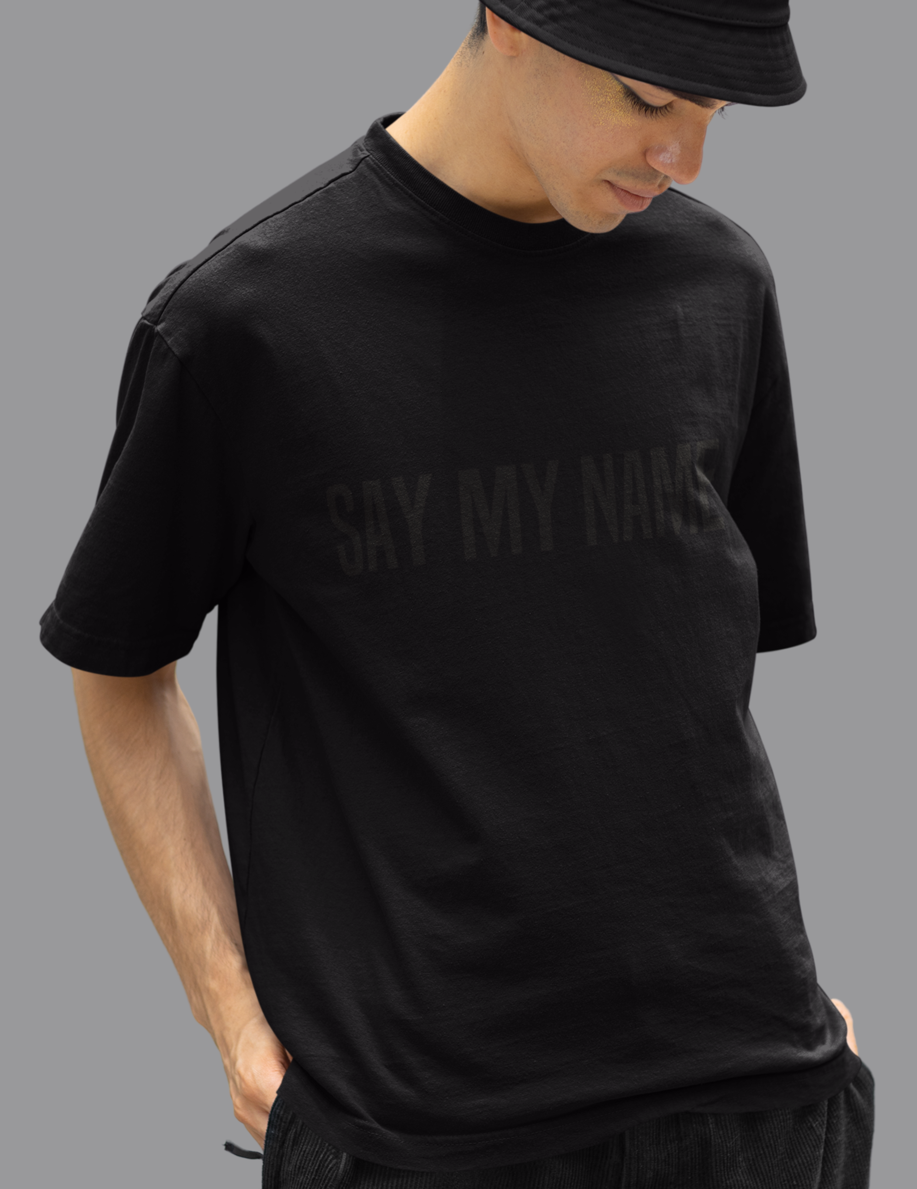 Le T-shirt Oversized SAY MY NAME de Crazy Sir-G est un incontournable de la garde-robe masculine.
