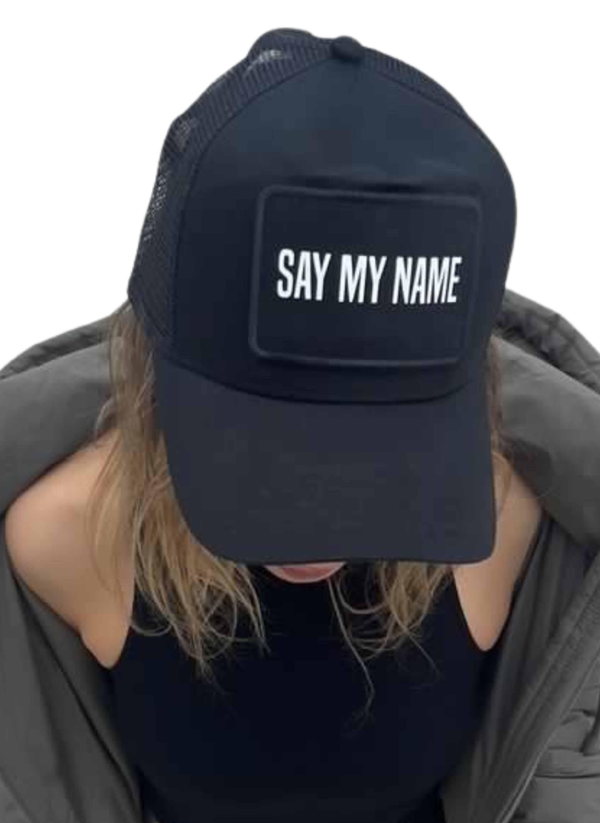 Cette casquette unisexe noire est conçue pour les conducteurs de camions et les passionnés de mode. Elle comporte un patch amovible "SAY MY NAME" en collaboration avec Crazy Sir-G, donnant une touche d'originalité à votre style. Le patch peut être facilement interchangeable sur le devant, offrant ainsi plusieurs options de personnalisation.