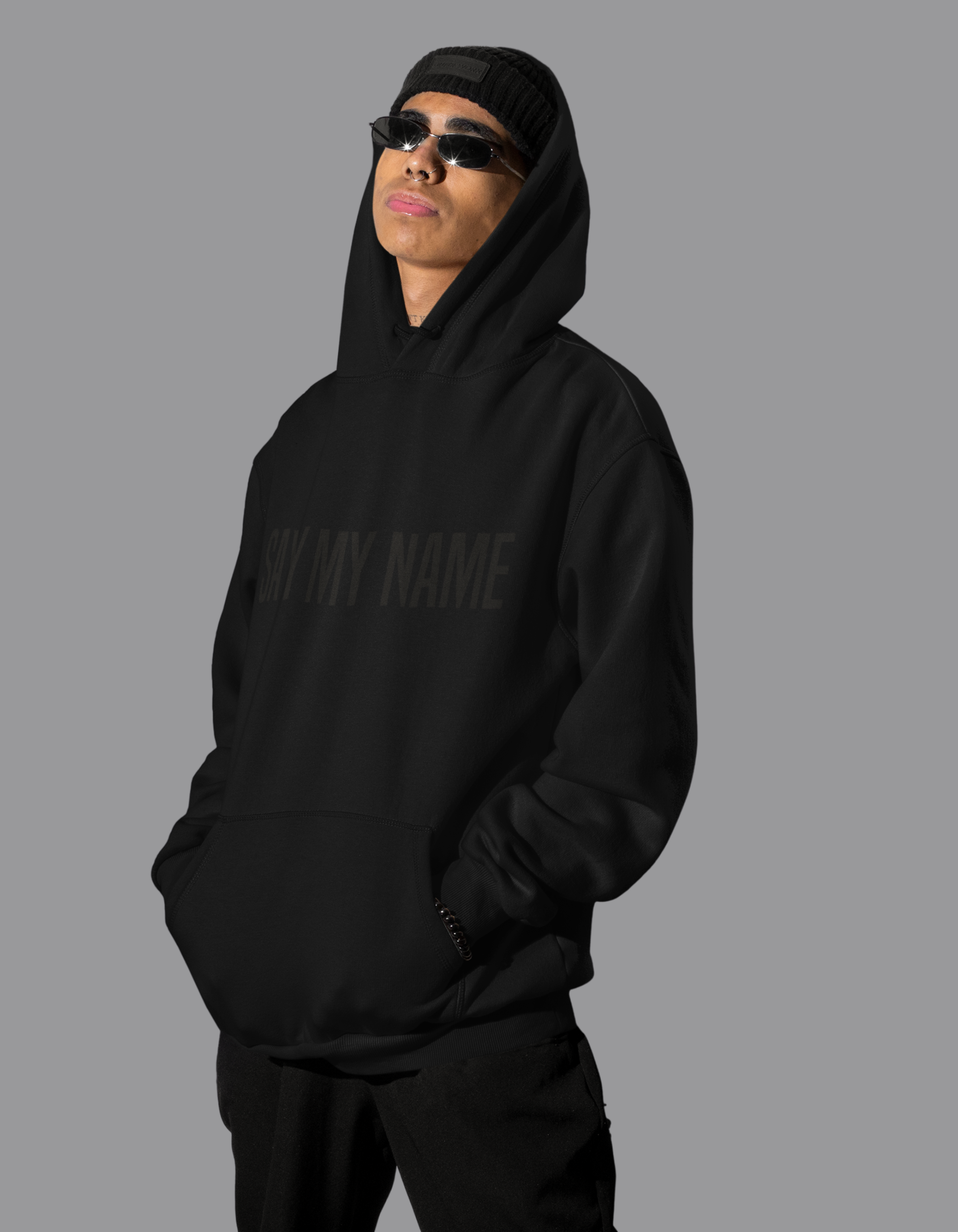 Le hoodie "Say My Name" de Crazy Sir-G est un vêtement confortable et stylé, idéal pour les hommes qui cherchent à ajouter une touche de cool à leur look.